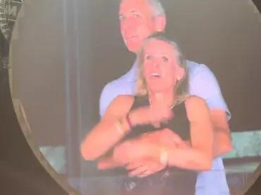 狗血反转！美CEO演唱会偷恋女高管后续：女方巨富丈夫被爆当时也在现场密会新欢