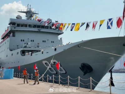 海军官兵在香港摆出76字样